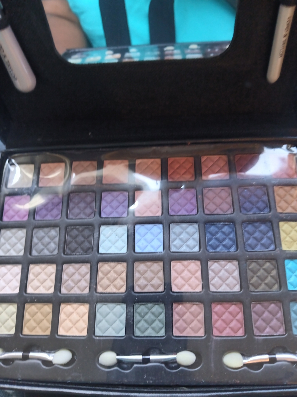 Neutral & Colorful Eyeshadow Palette - Multi-Color - Picture 3 of 5